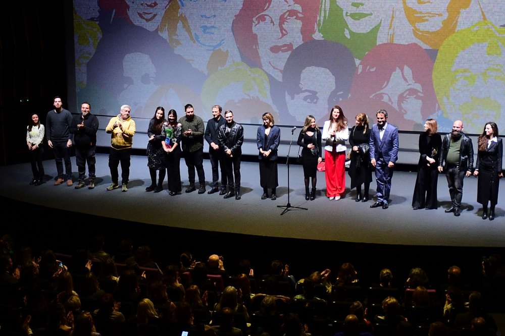 23.2. Poklanjanje ekipe filma „Još jedan dan“