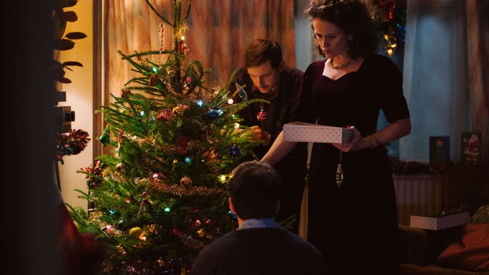 Jamie Bell and Claire Foy in ALL OF US STRANGERS. Photo by Chris Harris. Courtesy of Searchlight Pictures. © 2023 Searchlight Pictures All Rights Reserved.